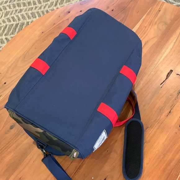 ☀️ Used Herschel Supply Company Blue and Red Duffel Bag - Picture 10 of 14